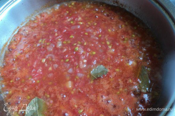 Подготовить заливку: вторую луковицу мелко порезать, пассировать на оливковом масле, добавить протертые на терке помидоры, сахар и соль по вкусу, лавровый листик.
