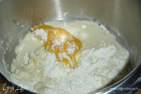 Для приготовления теста, соль растворяем в воде и смешиваем с мукой и медом. Вымешиваем тесто около получаса. Тесто получается мягким, эластичным, приятным на ощупь и не липнит к рукам.