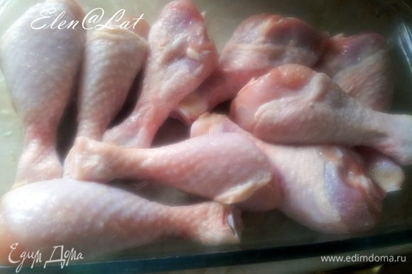 Куриные голени промыть, посолить и запечь в духовке, при температуре 200 С, примерно 25 минут. Затем дать остыть.