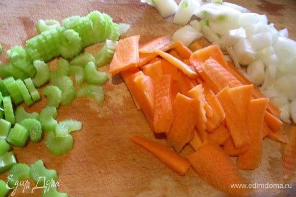 Лук шинкуем, морковь режем тонкой соломкой, сельдерей - тонкими кольцами.