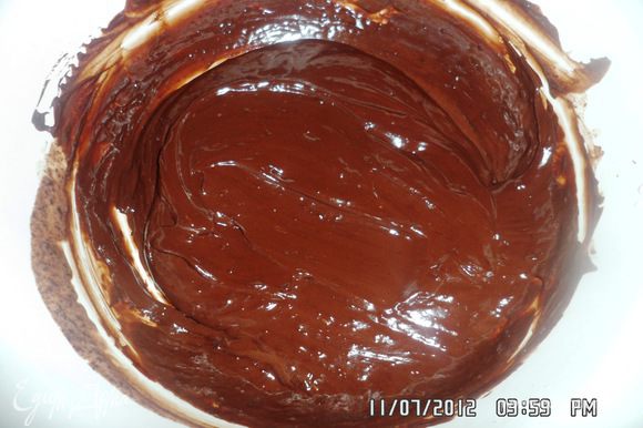 Поломать шоколад на кусочки и залить его горячими сливками постоянно помешивая пока шоколад полностью растает.