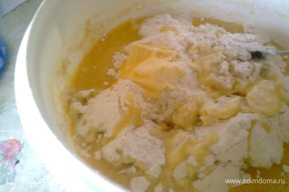 Сливочное масло размягченное нарезаем мелкими кубиками и вмешиваем частями в тесто с щепоткой соли.Процесс вымешивания займет минут 7-10