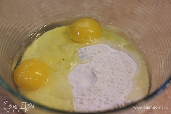 Просейте муку, добавьте маленькую щепотку соли и разбейте два яйца.