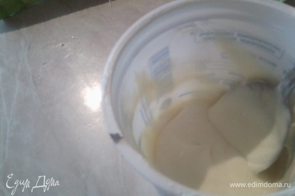 Для крема соединить сметану со сгущенным молоком.