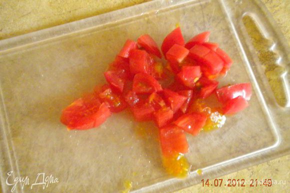 Помидоры порезать на половинки (т.к. совершенно спонтанно решила приготовить салатик, черри в холодильнике не нашлось, нарезала кубиками обычные помидоры).