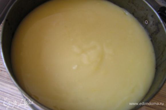 Лимонный крем выложить на корж в форме, убрать в холодильник до использования.