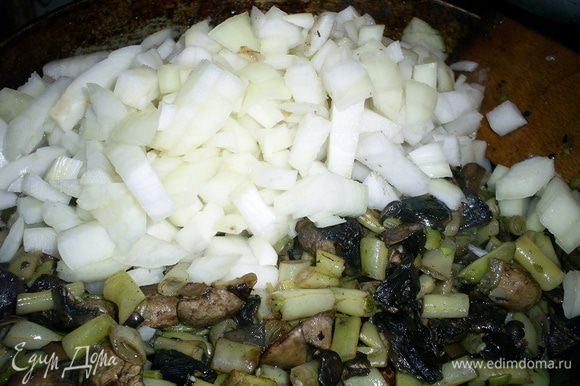 Следим, чтобы наше блюдо не подгорело. Как только жидкость полностью испарится, добавляем на сковороду растительное масло и мелко порезанный лук.