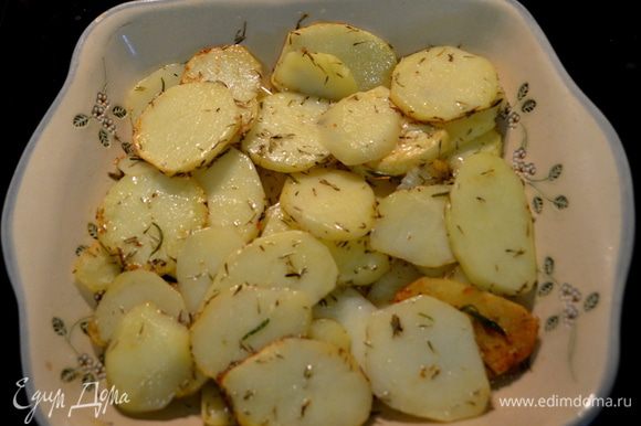 Затем картофель и все содержимое выкладываем в жаропрочную посуду.И ставим в духовку на 30 мин.