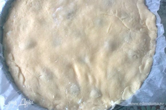 Оставшееся тесто раскатываем в лепешку и закрываем пирог, защипывая края.
