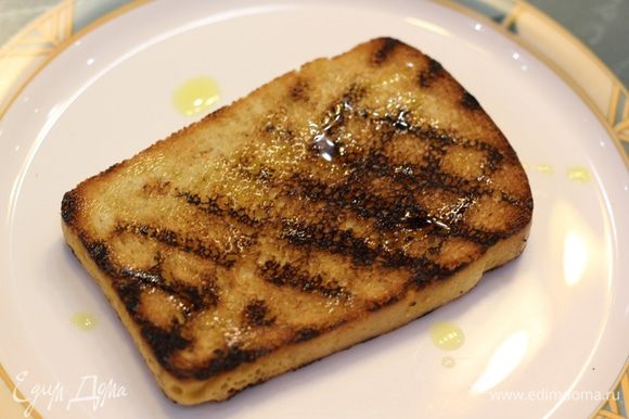 Для красоты, можно повернуть куски хлеба на 90 градусов, чтобы следы были хороши. Натрите хлеб чесноком, сбрызните оливковым маслом.