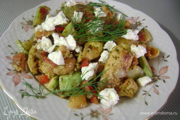 Выложить салат в блюдо и посыпать накрошенной фетой или брынзой... ...приятного аппетита!