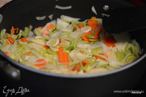 Разогреть духовку до 210°C. Разогреем сковороду, добавим оливковое масло и выложим порезанную тонко луковицу. Готовим 4 минуты. Затем тонко порезанную морковь, пастернак и картофель и готовим еще 10 минут.