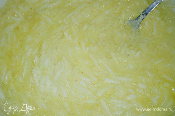 Кабачки помыть и натереть на крупной терке. Посолить, оставить на 10-15минут, чтобы они пустили сок. Затем добавить в кабачки яйца и тщательно перемешать вилкой.
