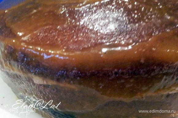 Положить верхний корж и весь торт обмазать растопленным мармеладом или джемом, конфитюром(предпочтительнее абрикосовым. Торт обязательно поставить в холодильник не меньше чем на час.