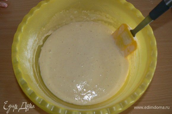 В теплом молоке развести сахар и дрожжи, добавить столько муки, чтоб тесто получилось как сметана, оставить на 20 мин.