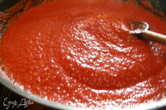 Для соуса взбиваем в блендере консервированные томаты, чеснок. Муку обжариваем в 1 ст.л. растительного масла до золотистого цвета. Добавляем в нее томатное пюре, готовим минут 6. Добавляем орегано, соль, перец.
