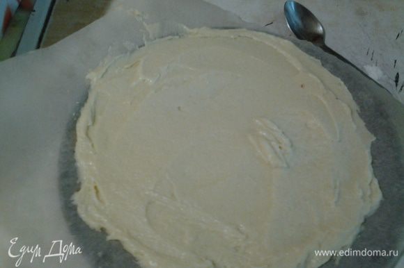 Готовое тесто размажьте на бумаге для выпечки в два круга по размеру будущего торта. Выпекайте 10 минут при 230С