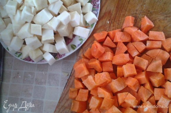 Морков и сельдерей - на кубики