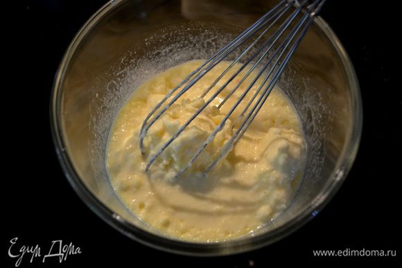 113гр.слив.масла растопить, добавить мороженое и перемешать, затем по одному яйцу за раз, ванилин.