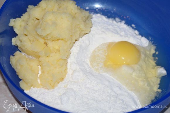 Картофель (2 штуки) растолочь вилкой или в блендере. Смешать в миске муку, 1 яйцо, сахар и картофель.