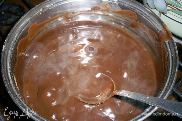 Для глазури соединяем сахар, сметану и какао и варим до закипания, непрерывно помешивая. Затем добавляем поломаный шоколад и продолжаем варить помешивая на медленном огне. Сахар должен полностью раствориться, а поверхность глазури покрыться медленно лопающимися пузырями. На это уйдет около пяти минут.