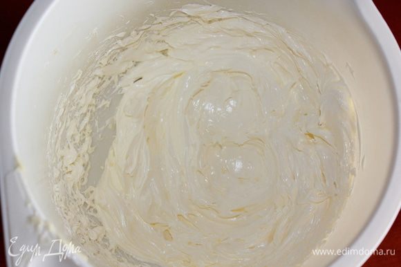 Для приготовления кекса берите сливочное масло хорошего качества, обязательно мягкое (комнатной температуры). Сливочное масло взбить в пышную массу, в течении 5-6 минут, пока не побелеет.