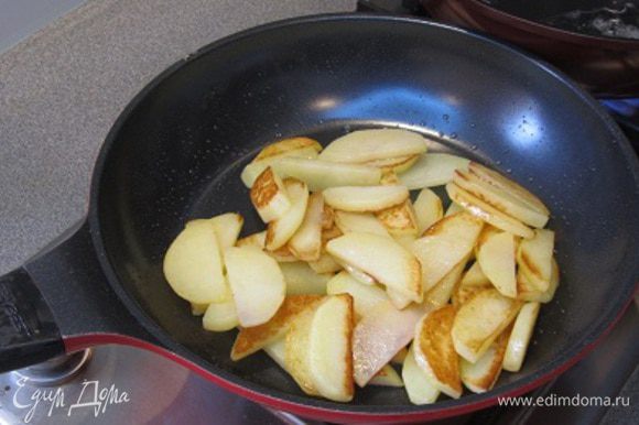 Картофель очистить,нарезать дольками,обжарить на сильном огне до полу готовности,до золотистого цвета, так же можно без добавления масла.
