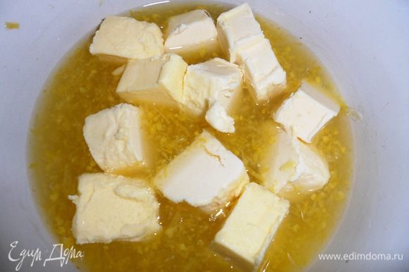 Лимонный крем: В миску наливаем лимонный сок, добавляем 75 гр.сахара, сливочное масло, цедру и доводим до кипения.