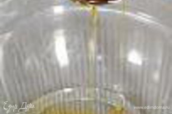 Развести мед в 2 ст. л. теплой кипяченой воды. Засахарившийся мед нужно слегка подогреть. Это можно сделать в микроволновой печи (буквально 5–7 сек.) или на водяной бане.