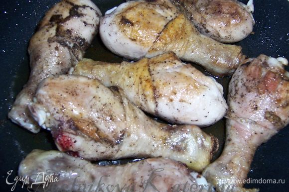 Куриные ножки натереть солью, перцем и обжарить до золотистой корочки со всех сторон на небольшом кол-ве растительного масла.
