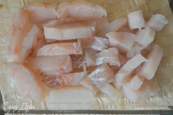 Теперь все укладываем слоями в стеклянную форму для выпечки: сначала рыбу...солим ее перчим..