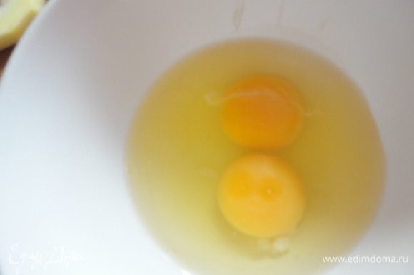 яйца взбить венчиком, добавить соль, молотый перец.