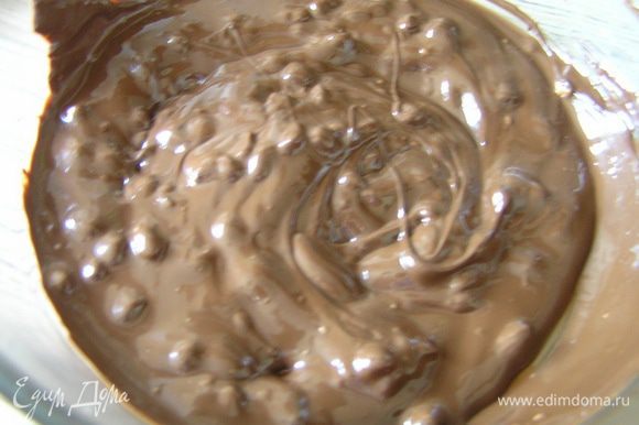 Половину шоколада (мой с орешками) поломать на кусочки и растопить в СВЧ или на водяной бане,