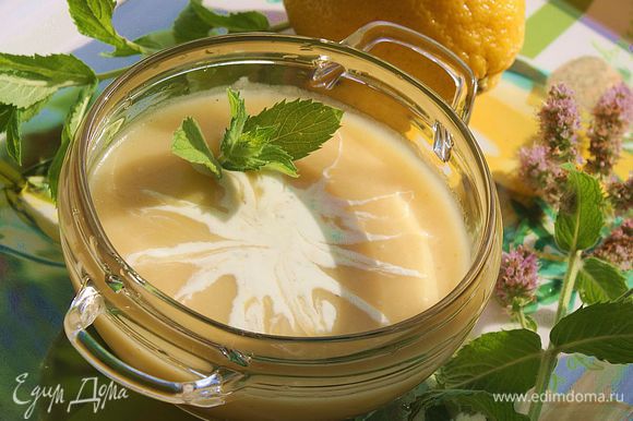 Подавать суп в тарелках с ложкой мыятно-лимонного йогурта. Приятного аппетита!