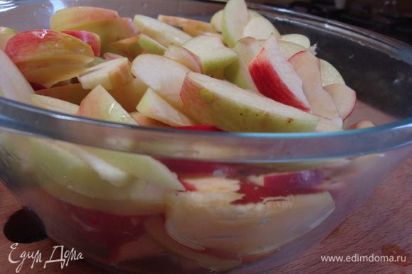 Яблоки разрезать пополам, вынуть сердцевину, нарезать дольками и залить соком одного лимона.