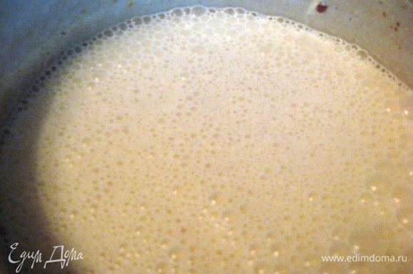 Затем, вводим молоко. В конце добавляем ванильный сахар, сметану и тщательно перемешиваем.