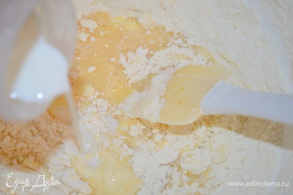 Влить яйца в муку и все размешать. Добавить молоко, ванильный сахар, обычный сахар и замесить мягкое тесто.