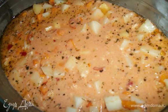 Овощи и свинину заливаем соусом.