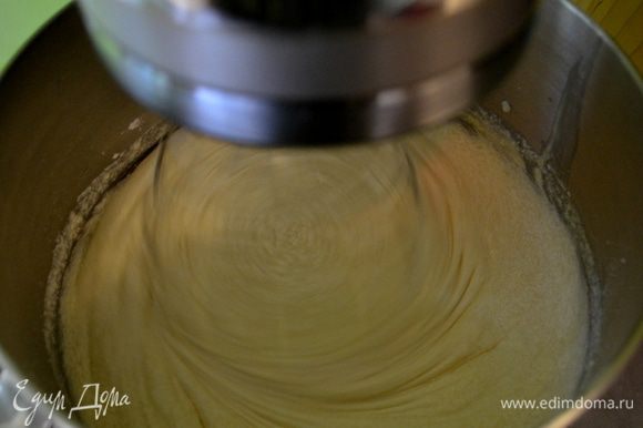 На медлен.скорости добавить муку,добавляя порционно в 3 приема, а также апельсин.сок с молоком. Готовое тесто вылить в форму.