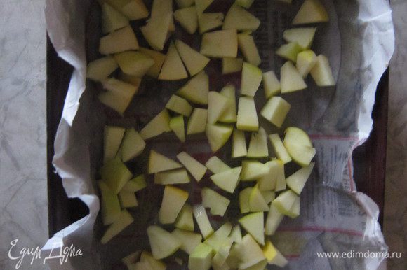 5. На смазанную растительным маслом бумагу кладем кусочки нарезанных яблок.