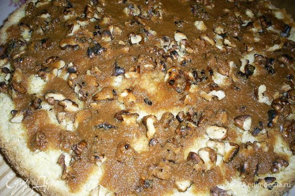 Грецкие орехи прокаливаем на сковороде и рубим на крупные кусочки. На корж выливаем горячую карамель и посыпаем орехами. Оставляем примерно на час, чтобы карамель остыла и впиталась в корж.