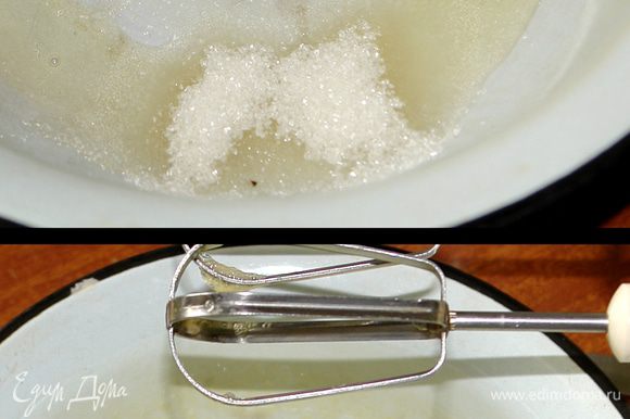 Яйца, соль и сахар тщательно взбить. Если любите оладьи послаще, то сахара можно добавить в 2 раза больше.