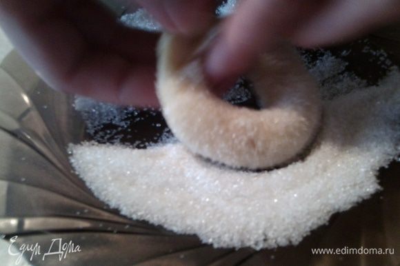 Затем отламывать кусочки теста,делать жгутики,обваливать их в сахаре и скручивать в колечки.