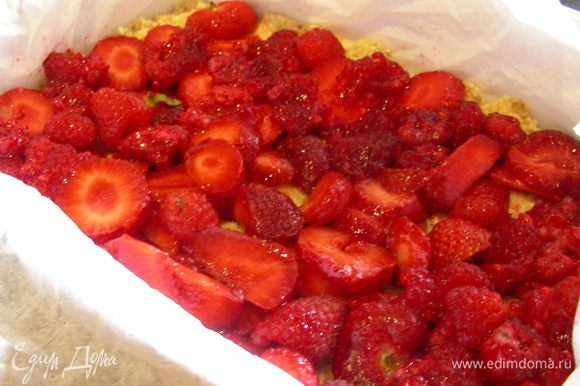 Затем выкладываем наши ягоды (клубнику надо порезать пластинами). Совсем чут-чуть их придавливаем, чтобы они дали сок.