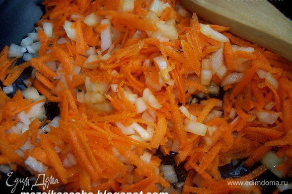 Морковь натереть на крупной терке, лук полезать мелким кубиком и слегка обжарить на растительном масле.
