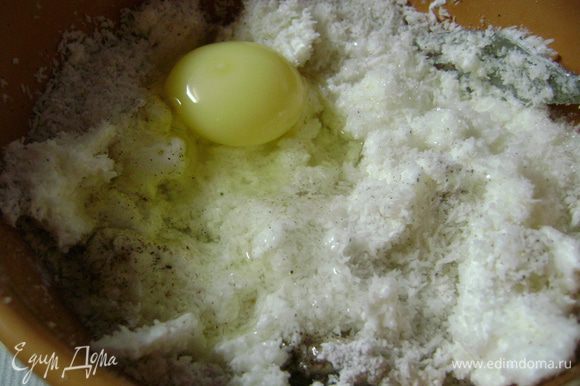К йогуртно-кокосовой стружке добавить творог, яйцо, сахар и ванильный сахар, тщательно перемешать.