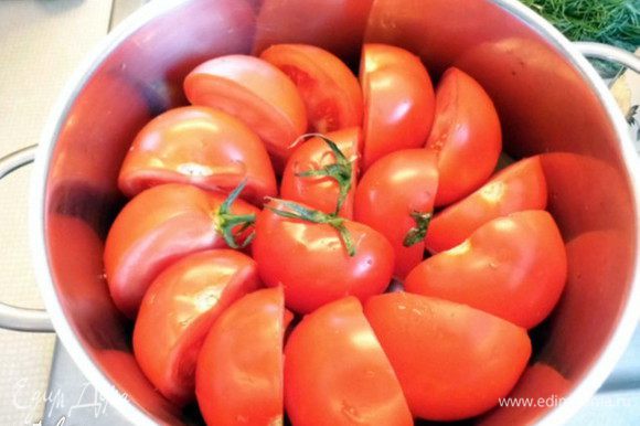 В кастрюлю плотно выложить помидоры.