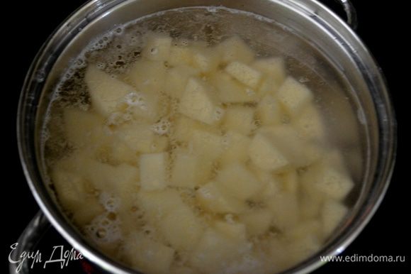 В соленой воде сварить картофель до готовности.