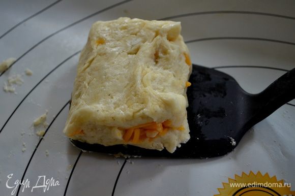 По рецепту тесто с сыром предлагается порезать по диагонали,и затем порезанные треугольники выкладывать на разогретую сковороду с маслом.Я делала прямоугольно ,складывала их вместе, так чтоб сыр был внутри каждого скона.