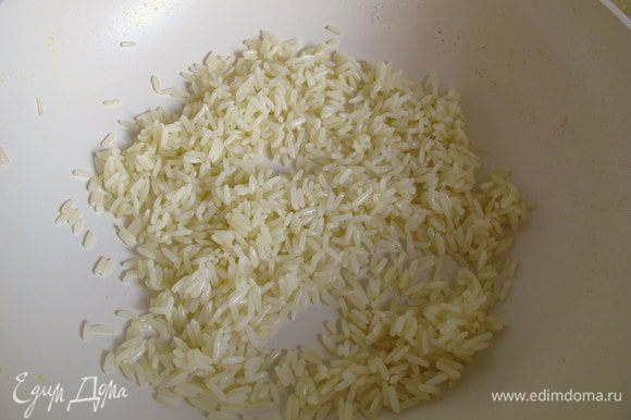 Рис отварить, добавить небольшое количество оливкового масла, перемешать и выложить первым слоем на дно салатника.